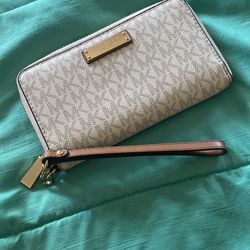 Michael Kors Wristlet 