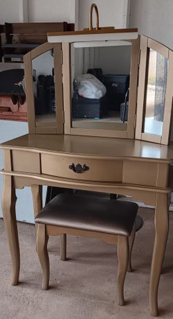 Gold color 3 mirror vanity with rechargeable light. Comes with stool. Needs tightening.