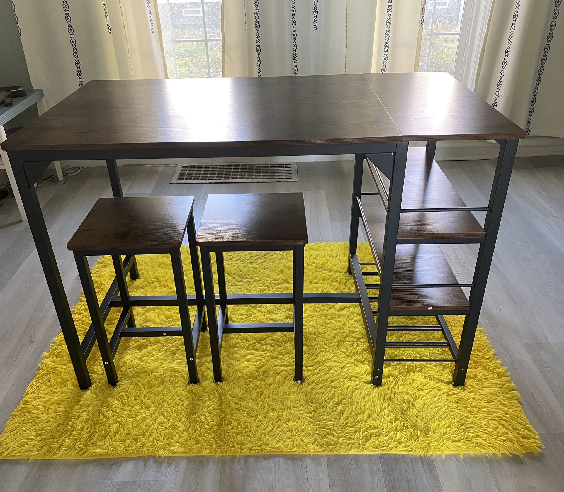 Desk With 2 Chairs And Carpet