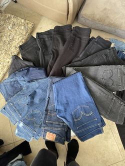 Women’s Levi’s Various Size 25 26 27 28 (or 2 To 8)