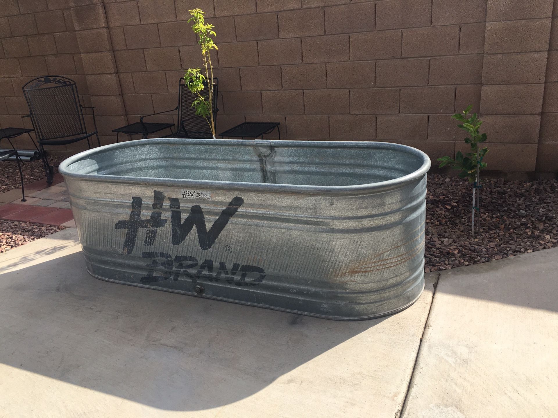 Hw brand RE226 6 ft Round End Stock Tank