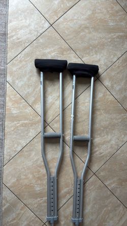 Free crutches 5’2”-5’10”