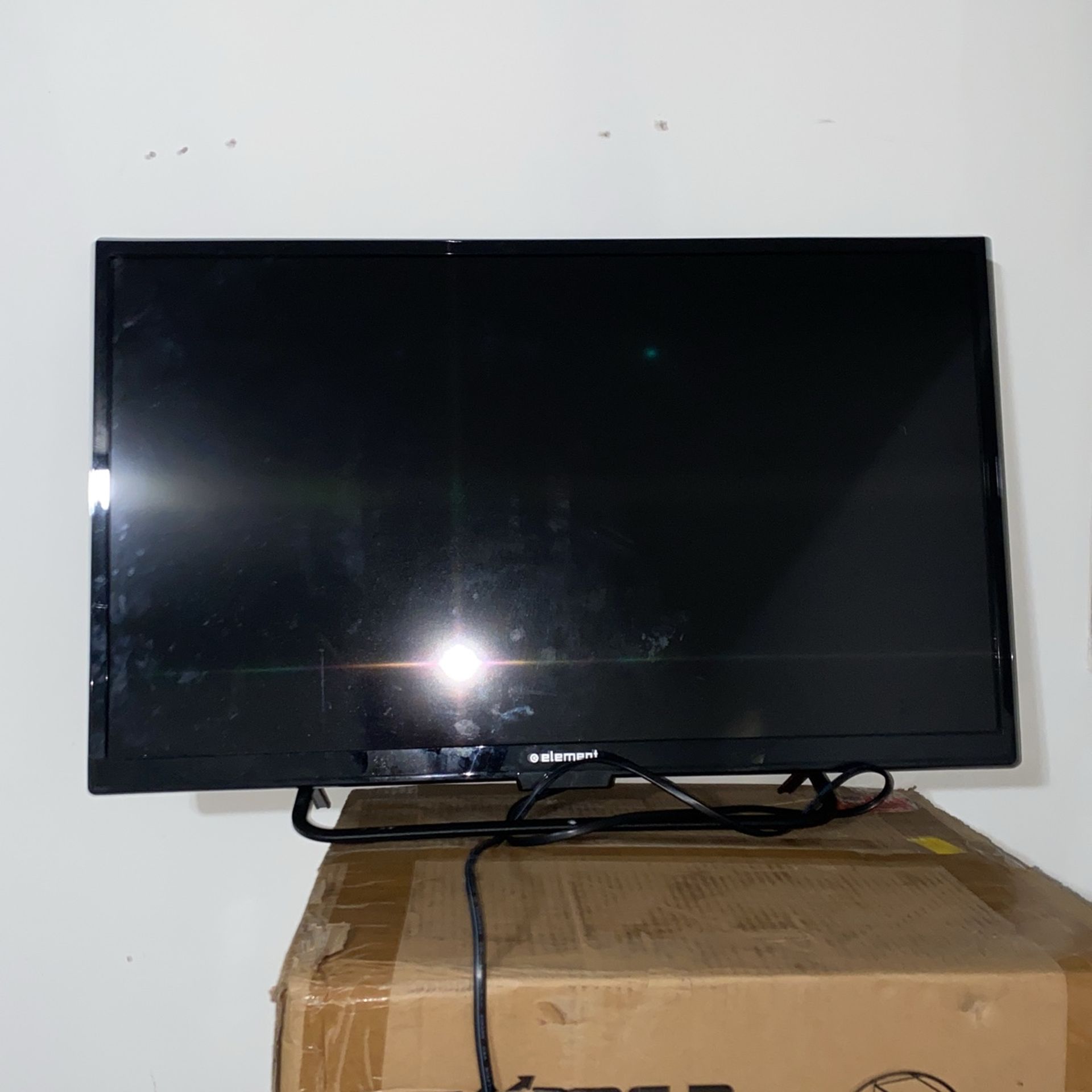 32 Inch Element Tv 60$ Unboxed With Stand