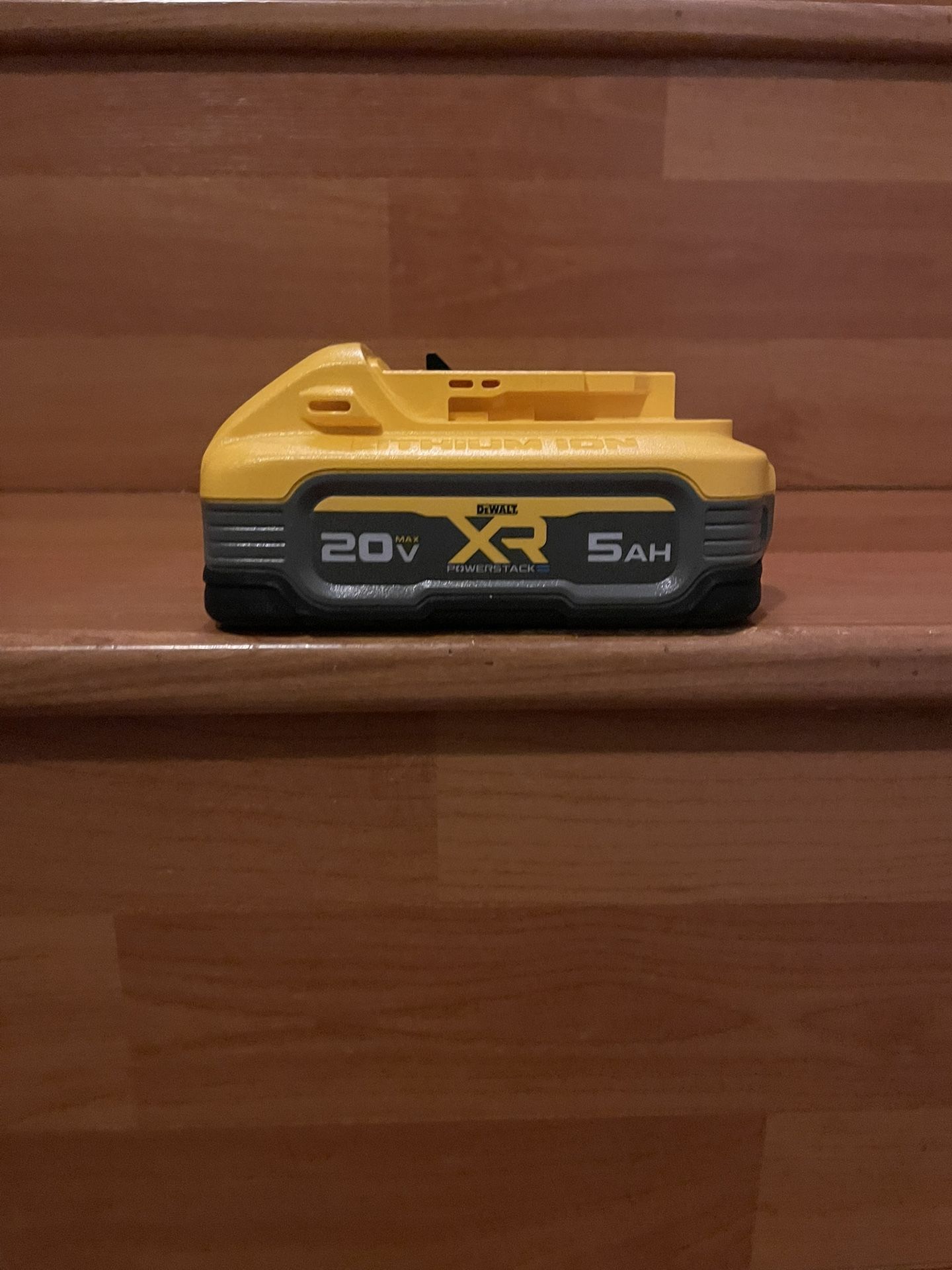 New Dewalt battery 20V XR POWERSTACK 5AH