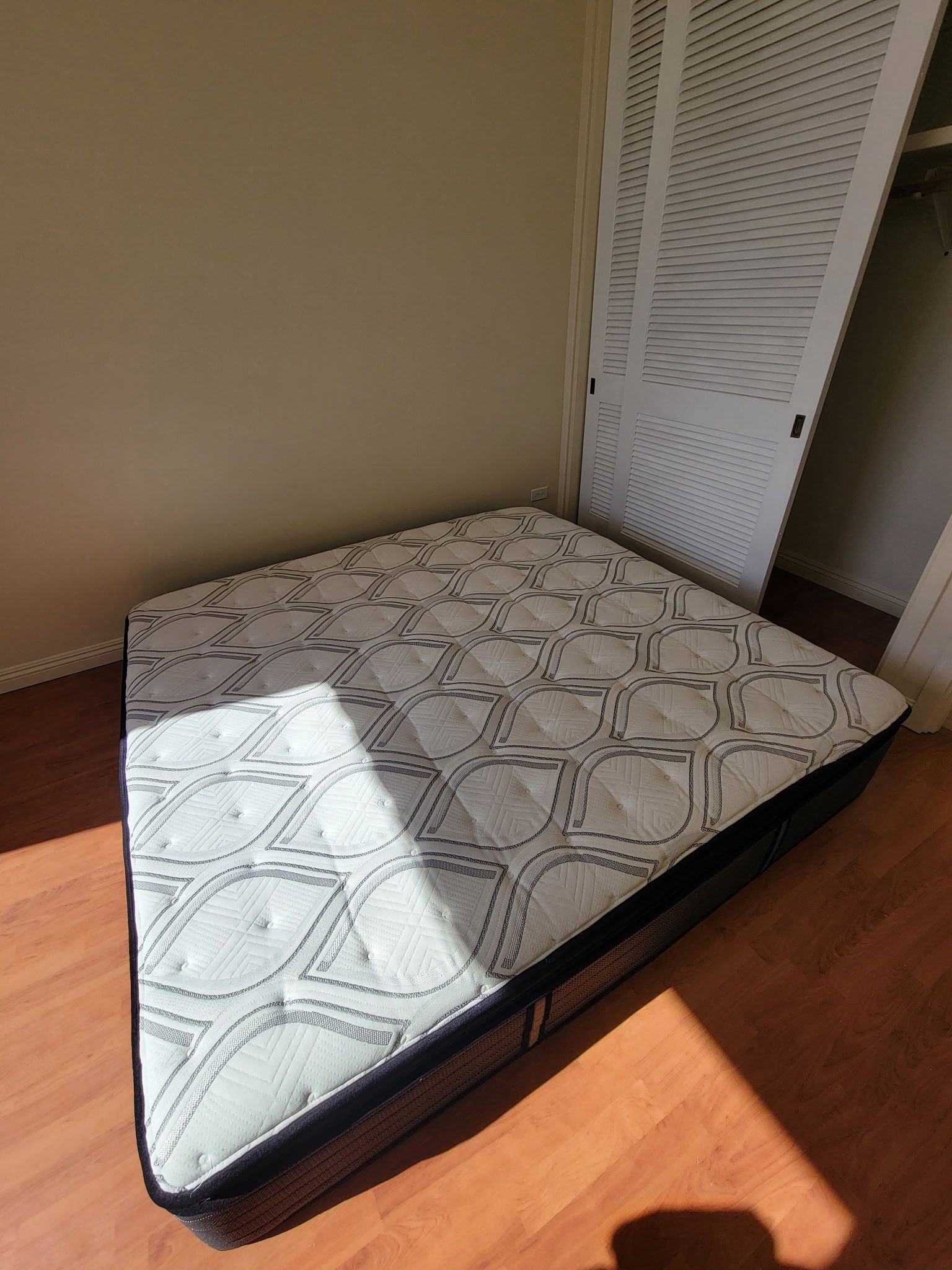 King Size Sealy Bed 