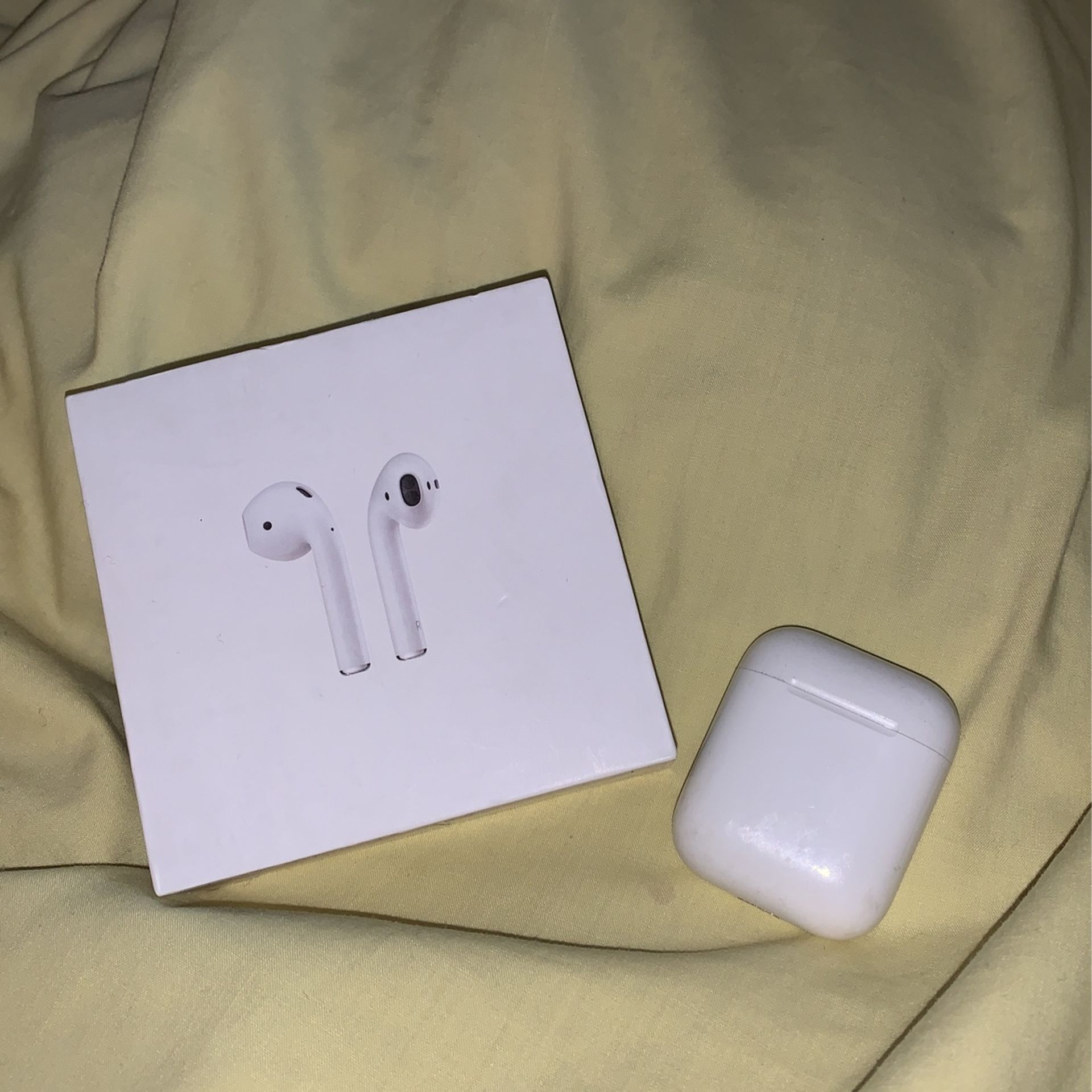 Airpods *right bud only*