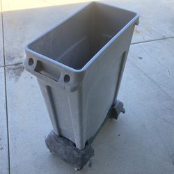 Rubbermaid Trash Can With Roller