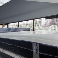 CALIFORNIA KING SIZE TEMPURPEDIC LUXEADAPT (SOFT) MATTRESS & BOX SPRINGS BED SET