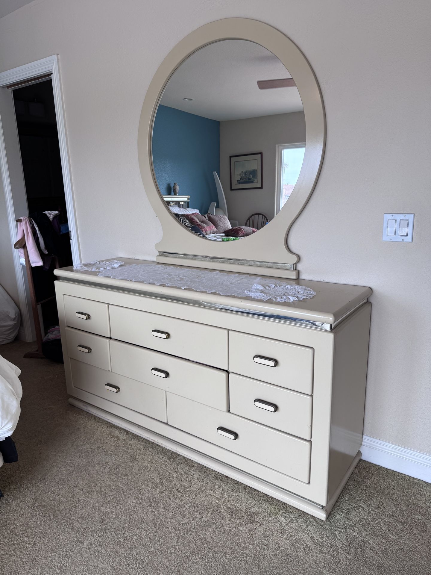 VINTAGE KING 4 PC. BEDROOM SET - DRESSER WITH ROUND MIRROR, HEADBOARD LIGHTED CASE BEDFRAME & 2 NIGHTSTANDS CREAM