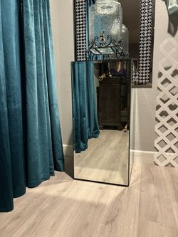 Mirrored Pillar/pedestal