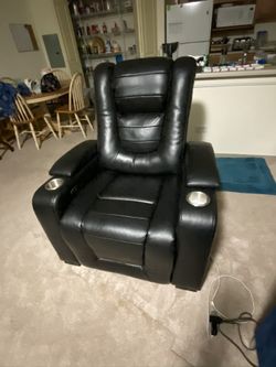 Power theater recliner. Great condition. Purchased 6 months ago.