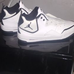 AIR JORDANS COURT SIDE WHITE AND BLACK