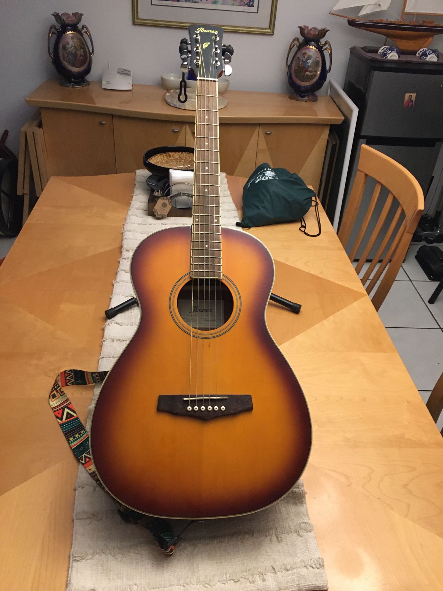 Ibanez PN15 Acoustic Guitar Brown Sunburst with Mahogany Neck, Back and Sides. Fretboard Material is Rosewood. Comes with a stand and Gig bag. Excelle