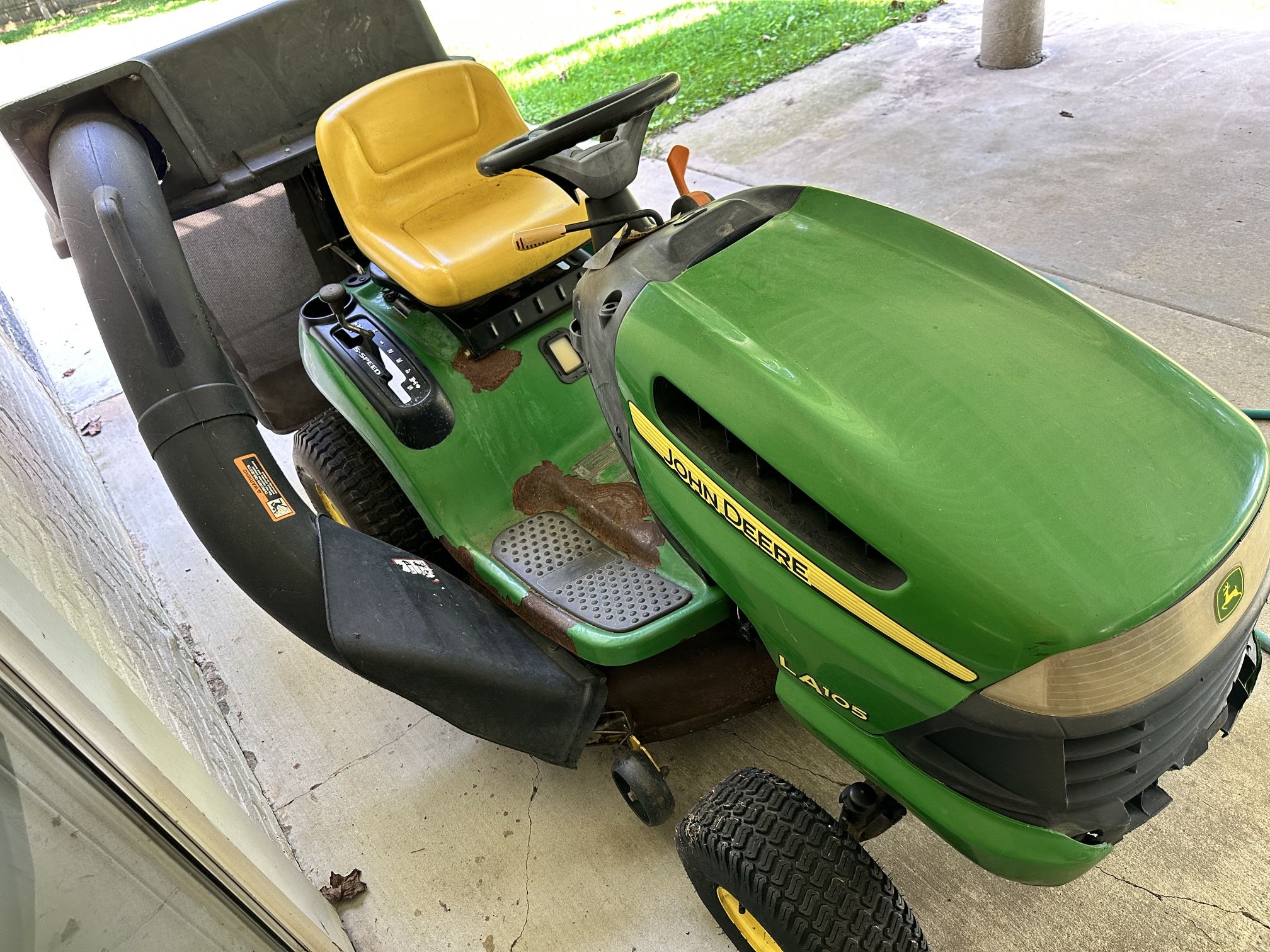 John Deere LA105 Lawnmower