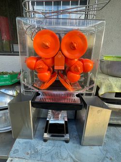 Commercial electric orange juicer