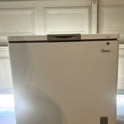 Midea 7.0 Cu. Ft Chest Freezer – Like New