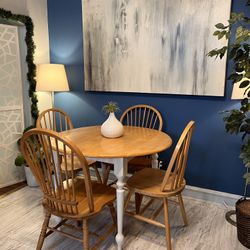 Beautiful Small Dining Set Good Condition!!! Table With 4 Chairs! I Can Deliver