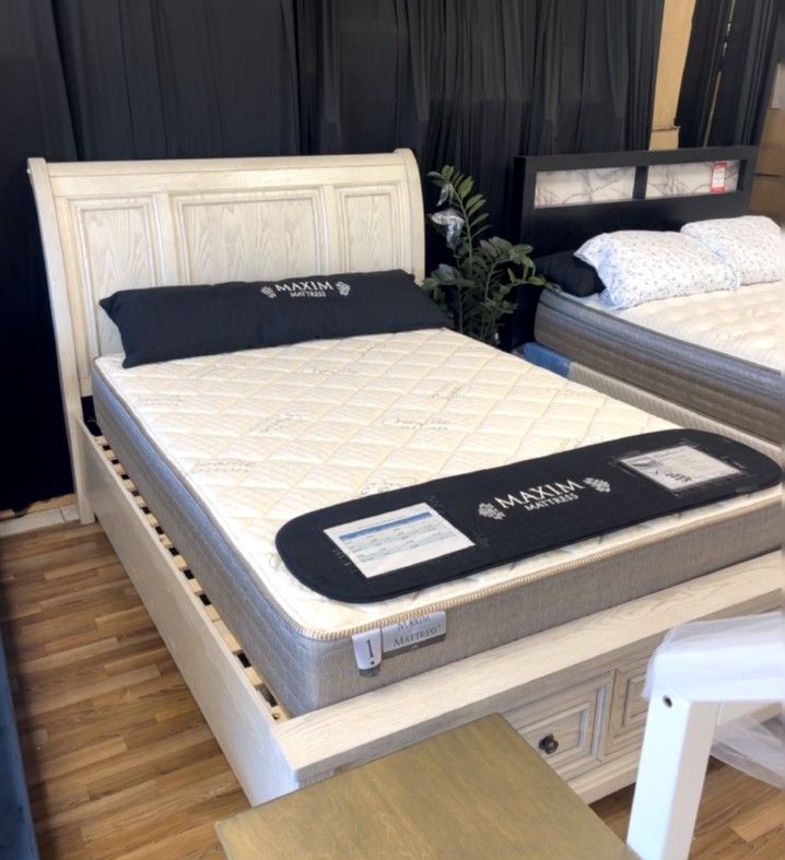 Robbinsdale White Queen Sleigh Storage Bed