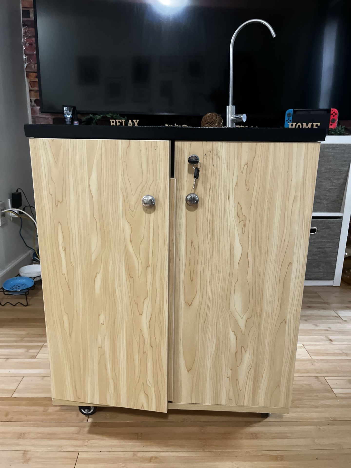 PORTABLE SELF CONTAINED SINK WORH COLD/HOT WATER
