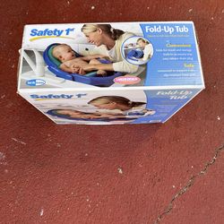 Safety 1st Fold-Up Tub.