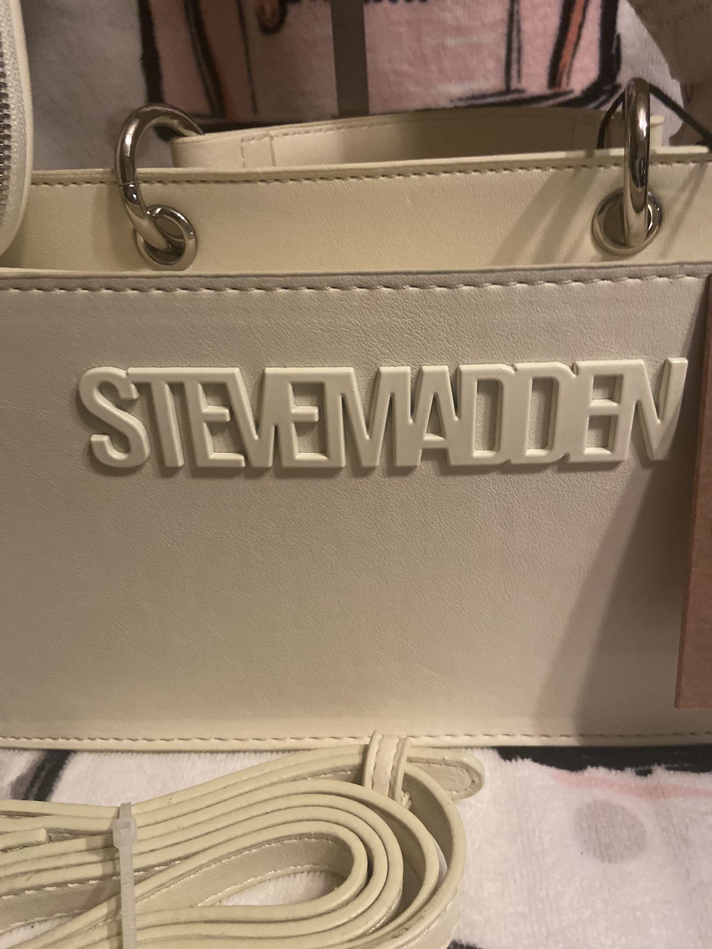 Brand new authentic, Steve Madden Crossbody bag in the colorPEAR SORBET r