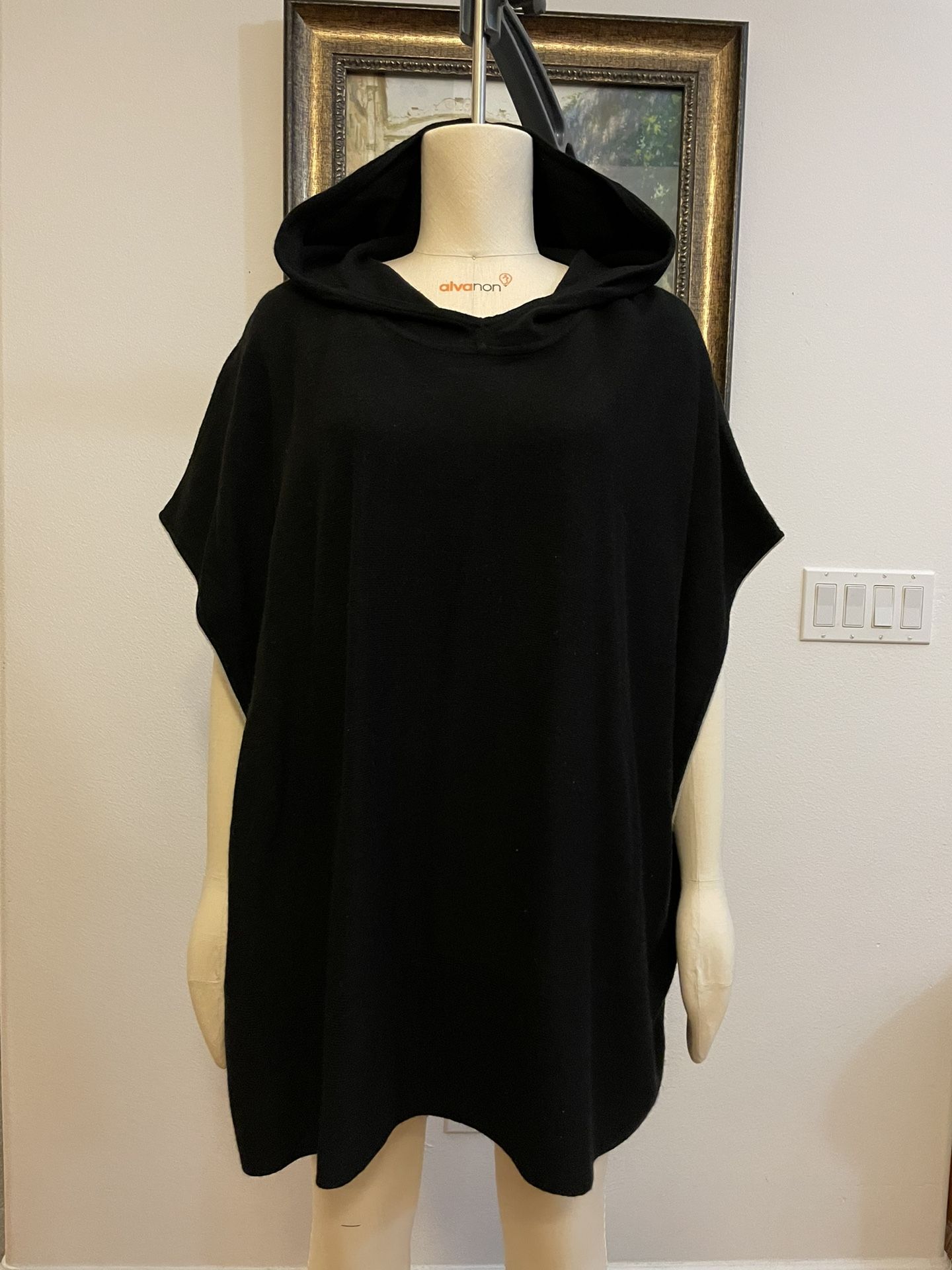 NWT Tommy Bahama Women’s Hoodie Poncho Sweater Size S/M 33% Viscose 23% Nylon 20% Lambswool 20% Cotton 4% Cashmere Length 29” Hem 31”