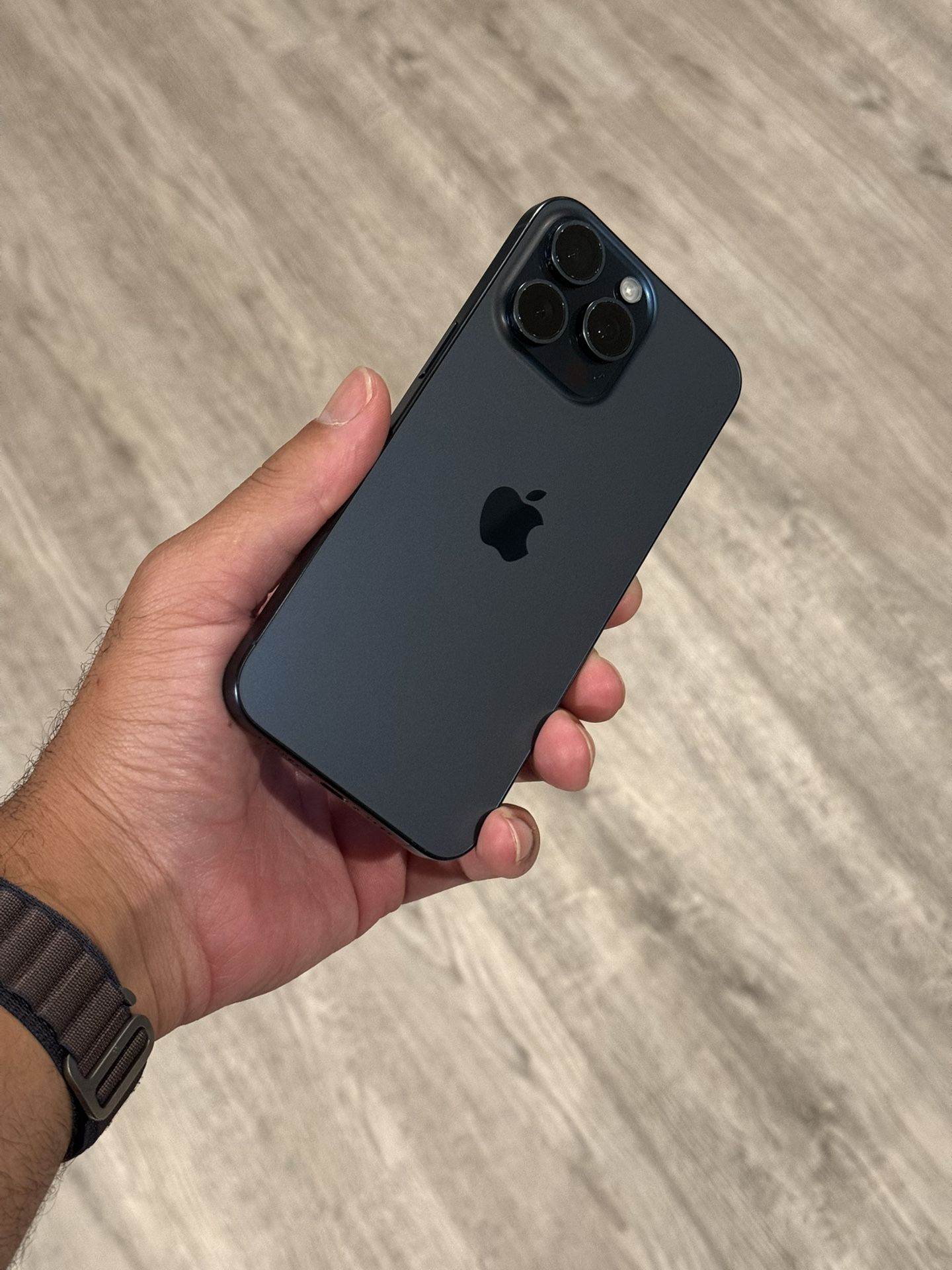 iPhone 15 Pro Max UNLOCKED - 256GB - Blue