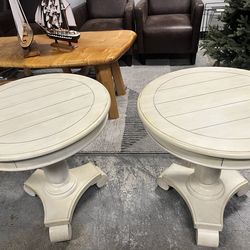 Wenda Round Accent Table (2)
