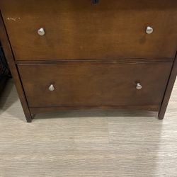 Cajonera Color Cafe Con Una Lámpara En Color Blanca