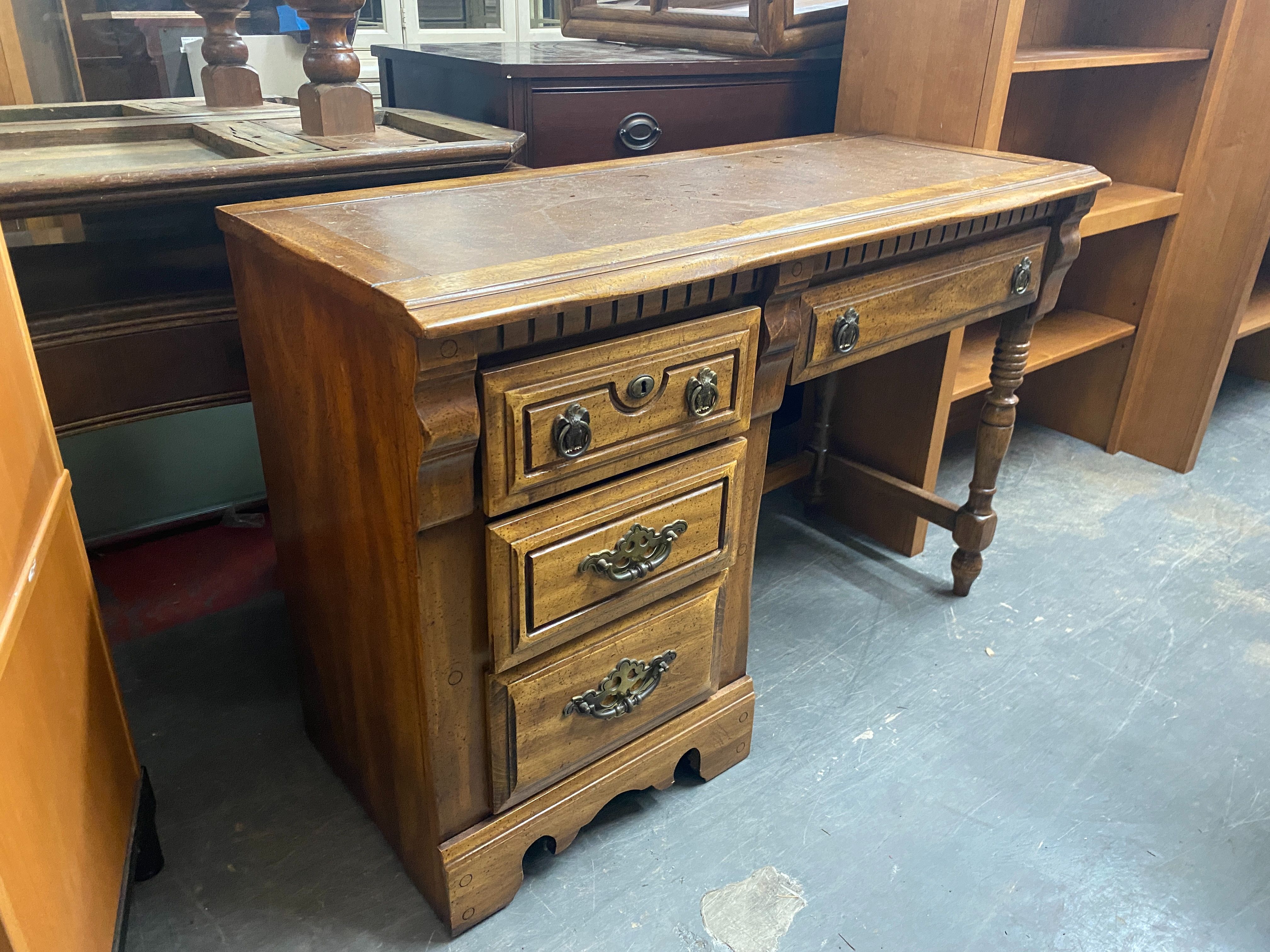 Eagle Pull Wood Grain Display Top Desk