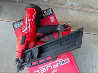 Milwaukee M18 FUEL 30-Degree Framing Nailer