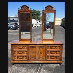 🎁🥰BEAUTIFUL VINTAGE  DRESSER-9 DRAWER  “BROYHILL BRAND”- SOLID WOOD🥰🎁