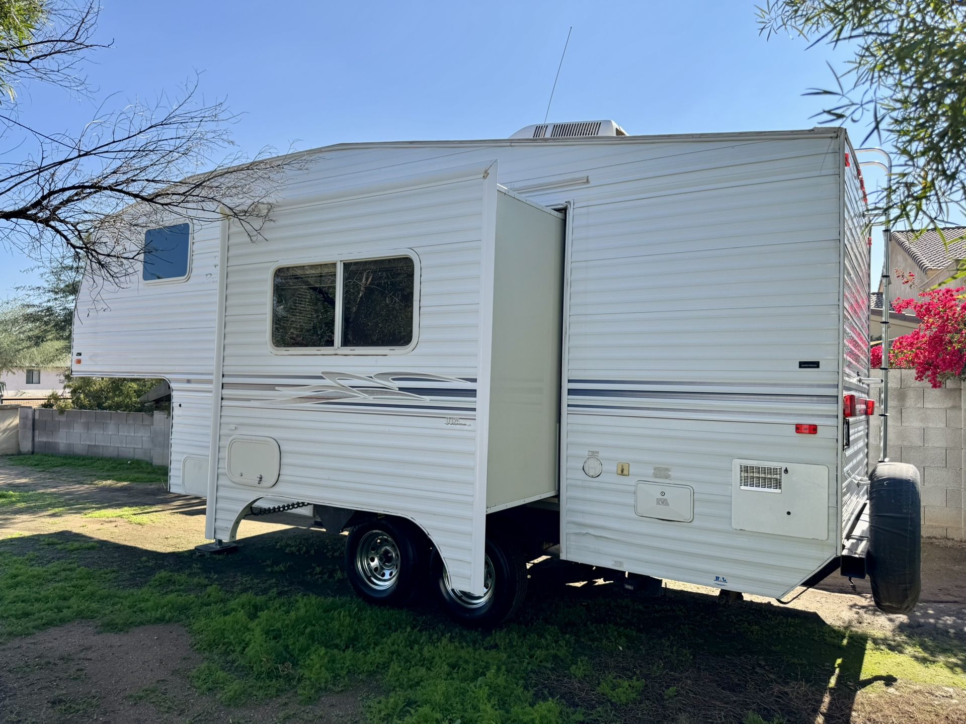 2000 fleetwood prowler 25ft fifth wheel with large slide out must see