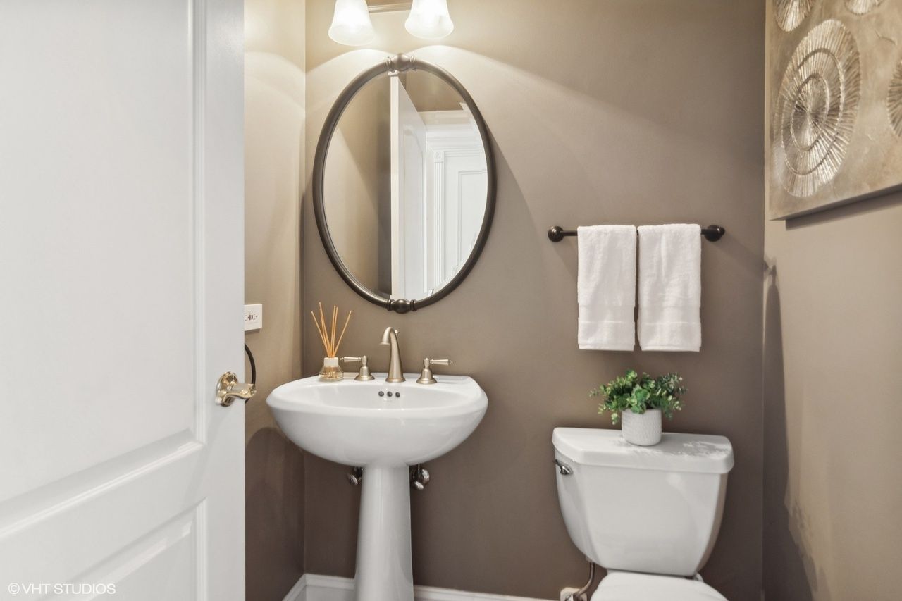 Mirror, Light, Towel hangers and tissue roll