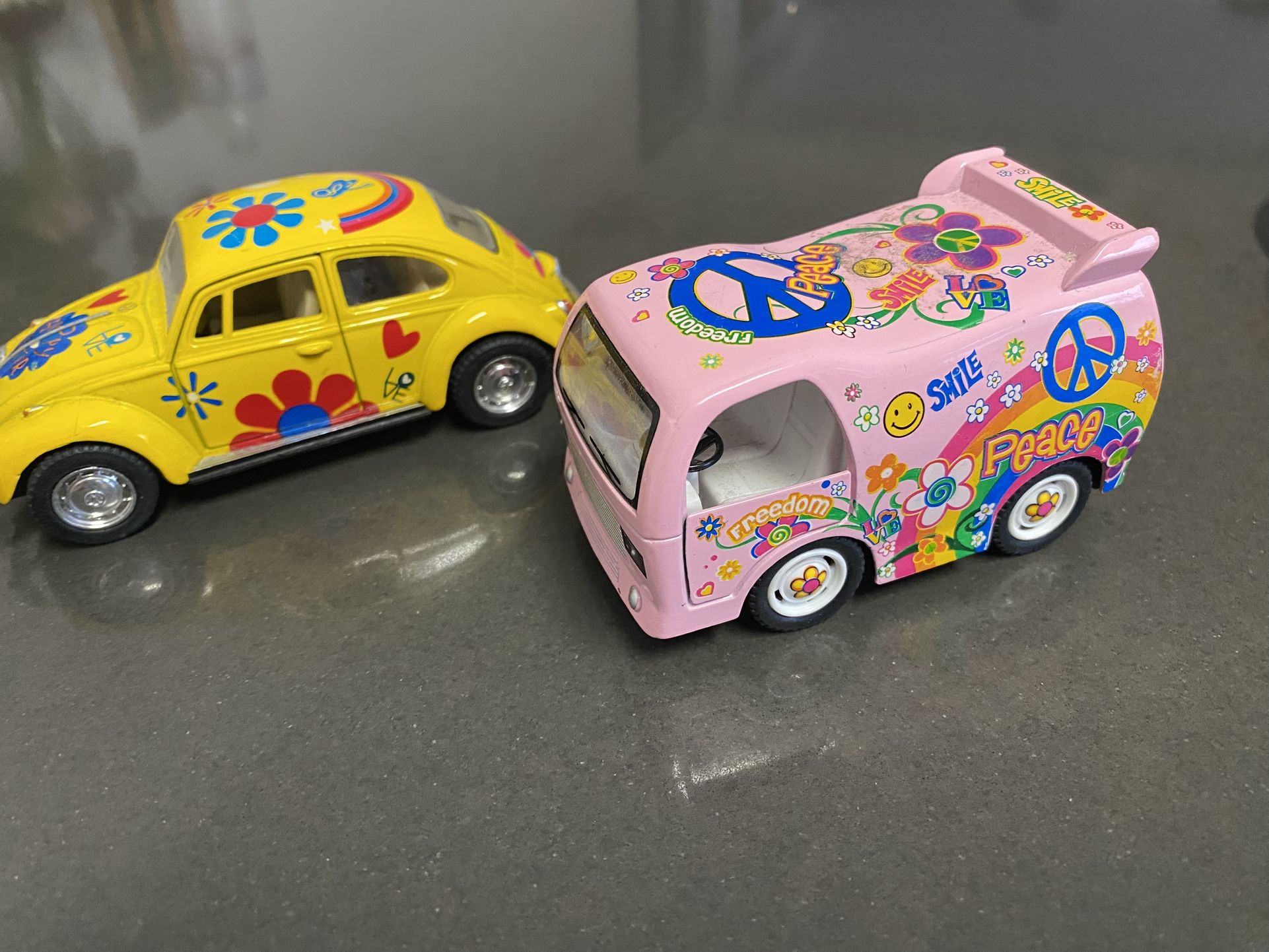 Volkswagen Yellow Classic Beetle 1967 And Kinsfun Pink Peace Pull Back Cars