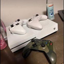 Xbox one S with 4 controllers and call of duty advance warfare