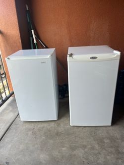 ⭐ BUNDLE DEAL: 2 MINI FRIDGES (WHIRLPOOL & SANYO) – LIKE NEW! ⭐