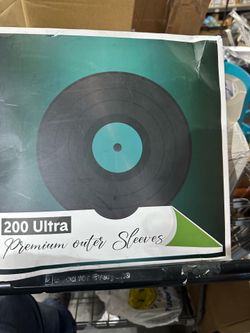 [317]. 200 Ultra Premium outer Sleeves.