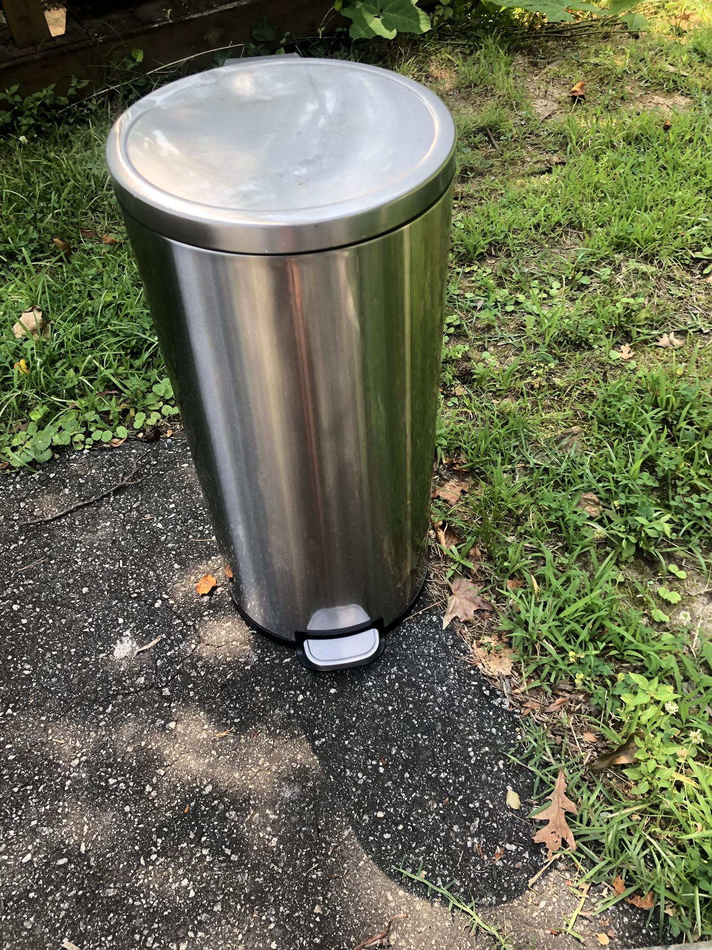 Standard Size Trash Can 30 Gallons