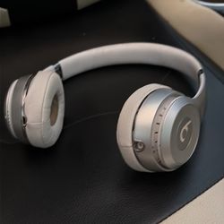 Beats Solo 3 40 HR battery charge
