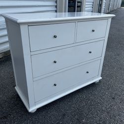 Delivery Available! White Modern 4 Drawer Bedroom Storage Dresser Chest! Drawers all slide great. Some cosmetic wear on top, see pics.   46x20x39in