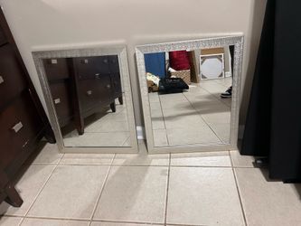 Wall mirror/ home decor like new