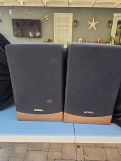 Advent bookshelf speakers.
