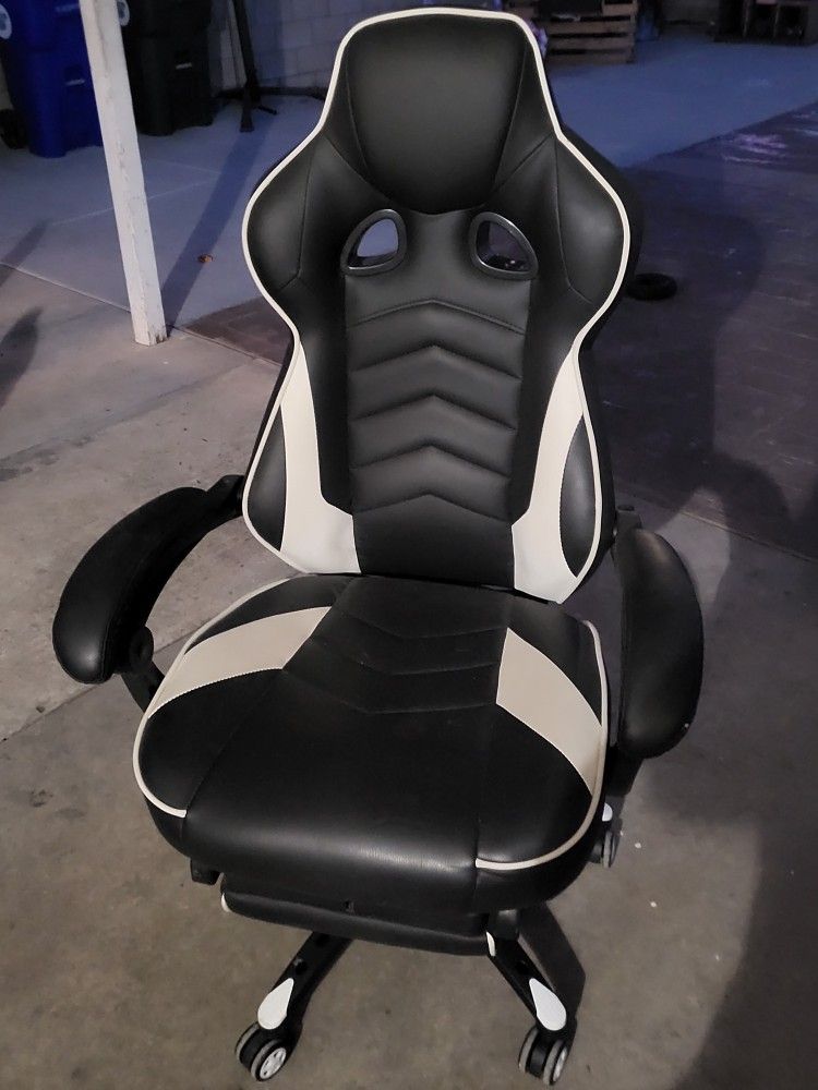 PRO GAMER RECLINER ROLLING CHAIR  FOR Sale Or Trade $120 Dlls Value