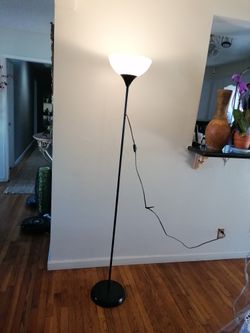 Like new floor lamp on great working condition