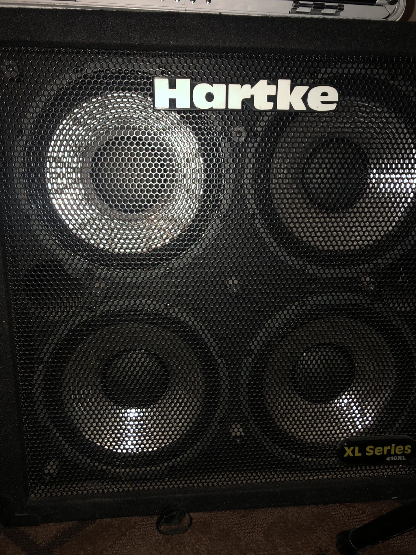 Hartke 400 W bass amplifier cabinet