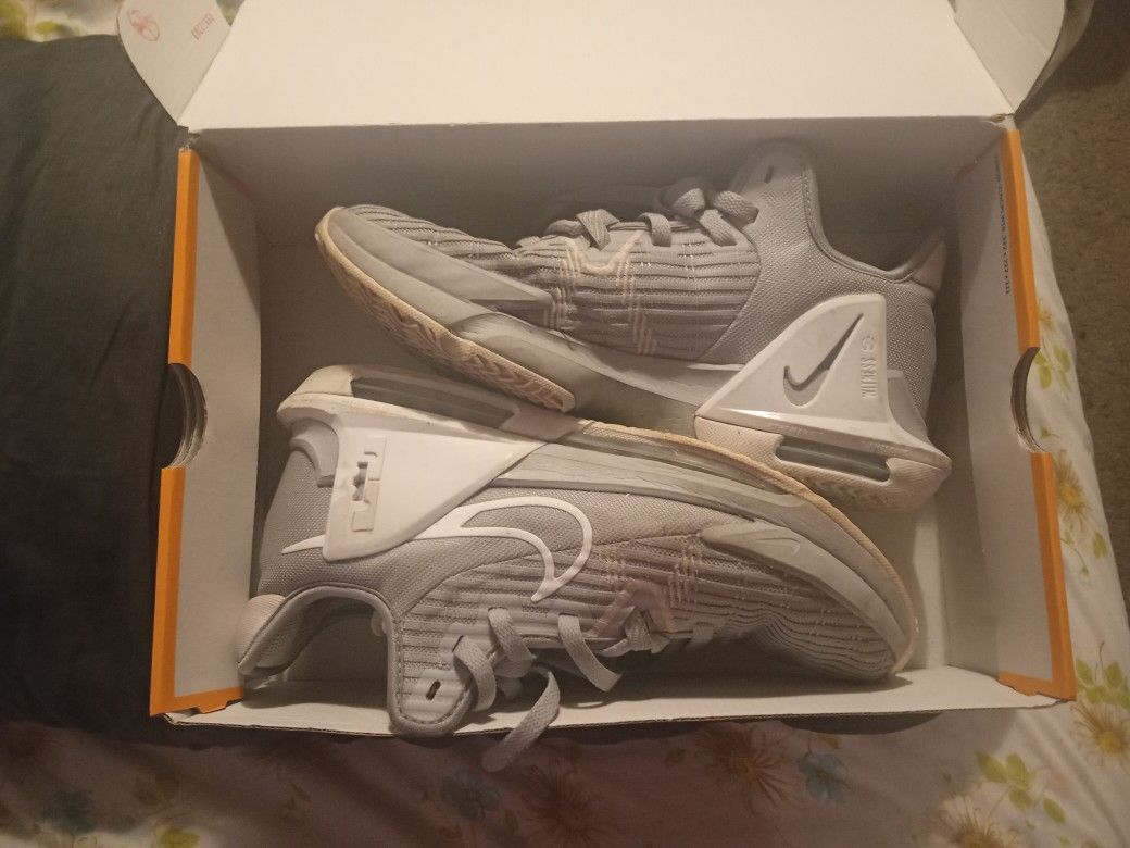 LeBrons Wetness 6 Size 9