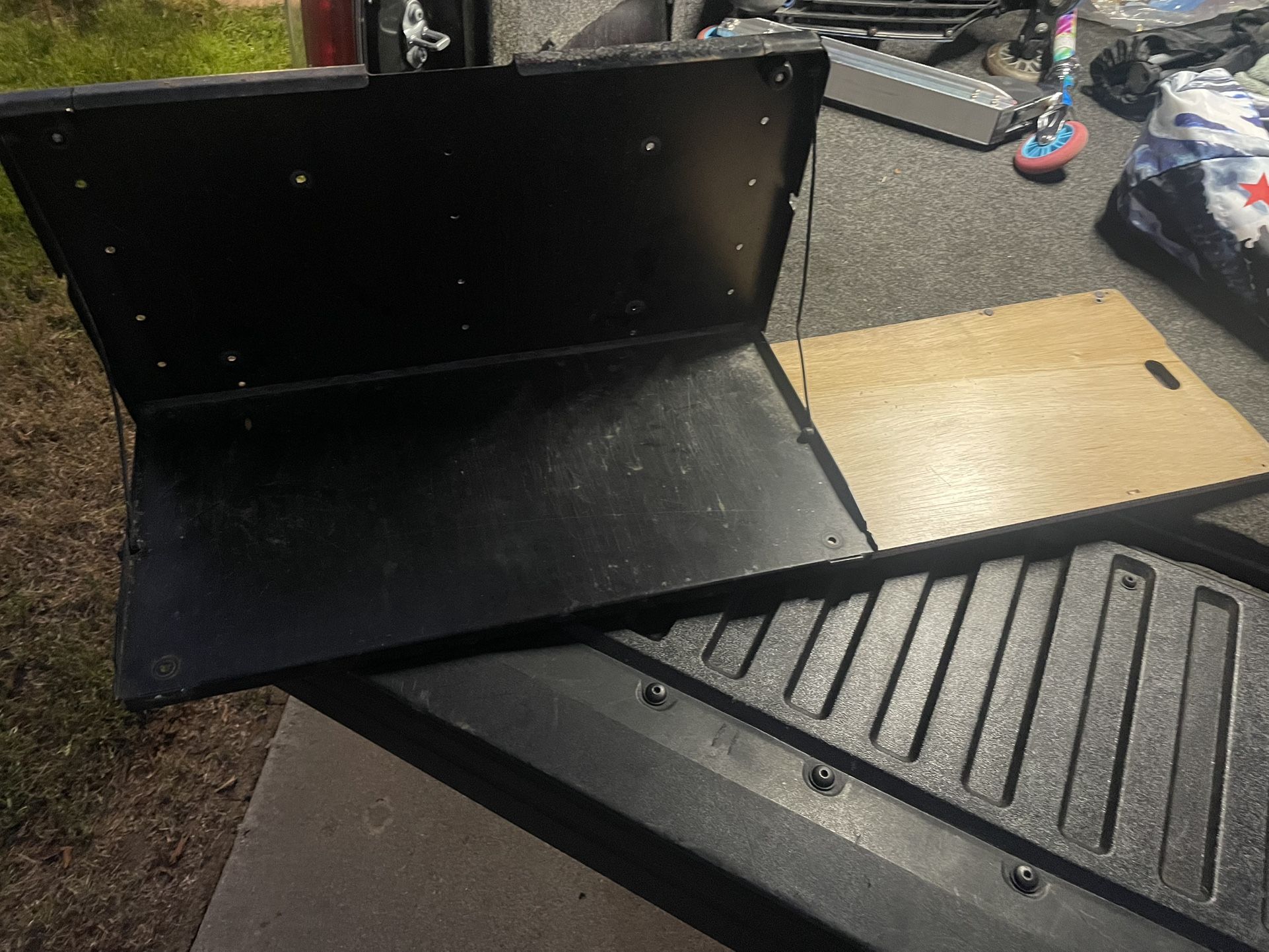 FrontRunner Drop Down Tailgate Table