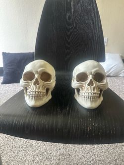 Set of 2 White Skull Decorations