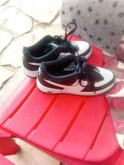Nike low top dunks size 6y very clean